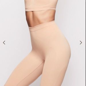 SKIMS -SCULPTING SHORT ABOVE THE KNEE W/ OPEN GUSSET colour Ochre